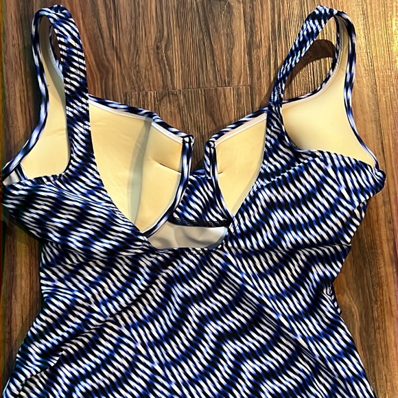 Miraclesuit Hyponotique Criss Cross Escape - Picture 11 of 14